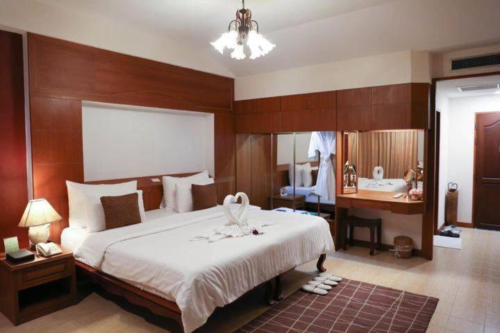 Country Lake View Hotel Suphan Buri Exterior photo